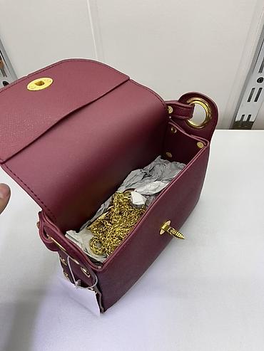 ключ крест: Сумка‑кроссбоди бургундского цвета с декором в виде золотистой пчелы — 4