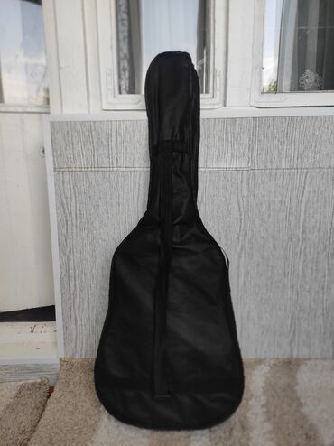гитара класическая: Гитара продается цена 10 тысяч сомов купили недавно неделю назад за 12