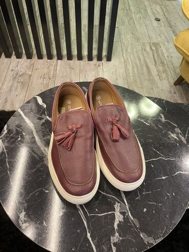 qara rəngli kişi mokasinləri: Bordo rəngli, dəri materialdan hazırlanmış kişi loaferləri