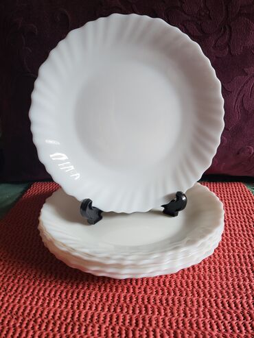 Kuhinjski setovi: Tanjiri novi od arkopala. Tanjiri plitki od arkopala. Bili su — 2