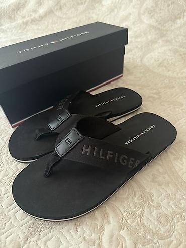 kampus ayaqqabı: Tommy Hilfiger kişi şlapesi – Hilfiger Print Beach Sandal - Rəng: qara — 1