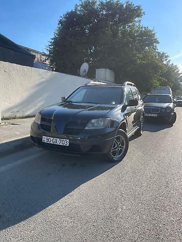 mitsubishi pikap: Mitsubishi Outlander, qara rəng, 5 qapılı krossover/SUV — 2