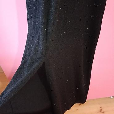 elegant: Qara rəngdə, uzun, elegant ziyafət geyimi. Parlaq sapla toxunmuş parça — 3