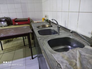 Restoran, kafelər: Qaraev metrosuna yaxın yerləşən ümumi sahəsim olan,10 otağlı — 12