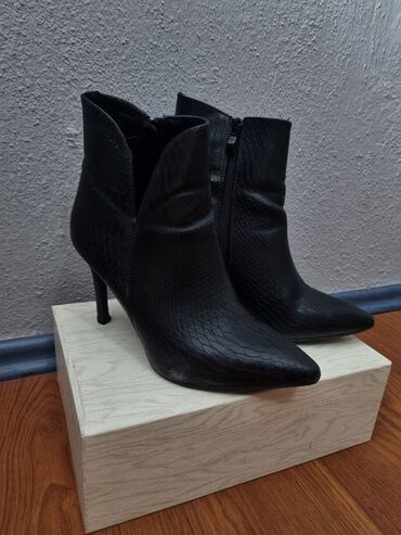 patike samba zenske: Ankle boots, 39