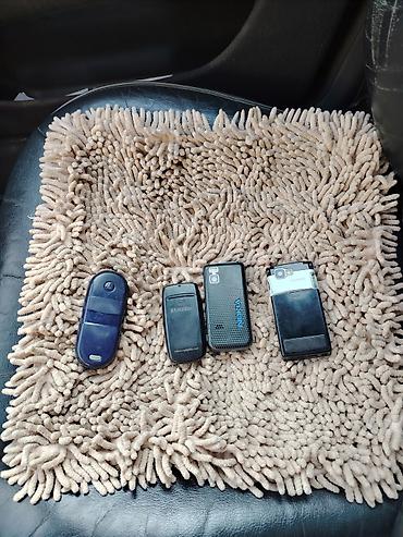 iphone 16 islenmis: Retro və klassik mobil telefonlar dəsti. Şəkillərdə bir neçə fərqli — 4