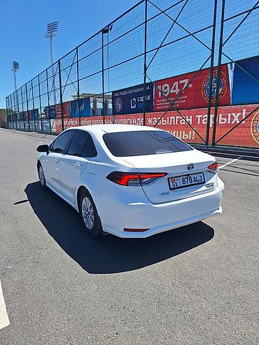 Продажа авто: Toyota Corolla: 2023 г., 1.8 л, Вариатор, Гибрид, Седан — 2