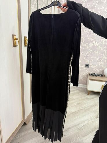 Dəstlər, kostyumlar: Brend: SABRA Ölçü: 40-46-48 Məhsul təsviri: - 2 parçadan ibarət dəst — 9