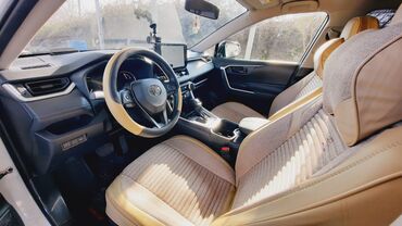 Toyota: Toyota RAV4 – ağ rəngli, modern dizaynlı krossover/SUV. Xarici: - — 7