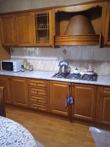 Mətbəx mebeli: Təmiz taxta, uzunluğu 7 metrədən artıq, eni 60 sm (hündürlüyü 90 sm 2 — 1