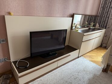 тумбочка под телевизор: Düz TV altlığı, Polkalı, Laminat