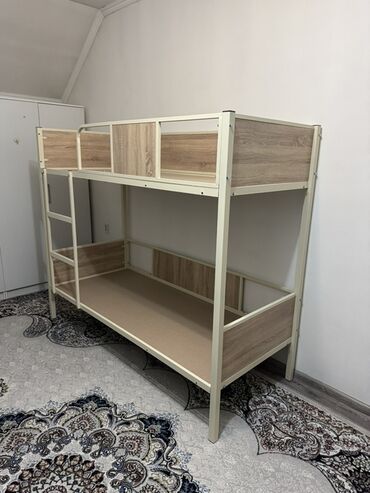 угловой письменный стол для школьника: Двухъярусная кровать с металлическим каркасом и вставками под дерево