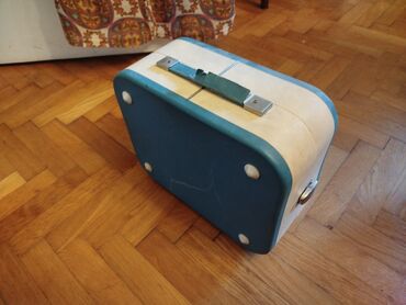 Stari uređaji: Retro,stari mali gramofon u koferu. Simpatican mali gramofon,vise kao — 16