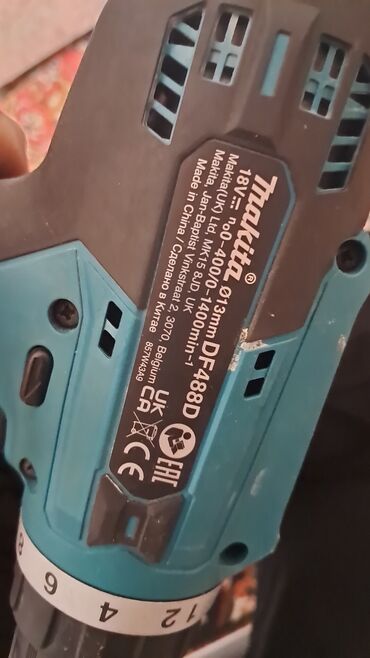 Инструменттер: Аккумуляторная дрель-шуруповерт Makita DF488D с двумя 18-вольтовыми
