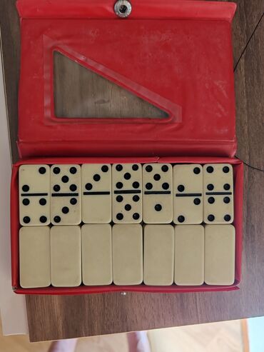 Masaüstü Oyunlar: Domino satılır. İşlənmiş. Sovetden qalmadir. Sürüşkən daşları var