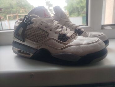 темно синего цвет с: Nike Jordan,белого цвета за низкую цену❗❗❗доставки нету сам заберёте