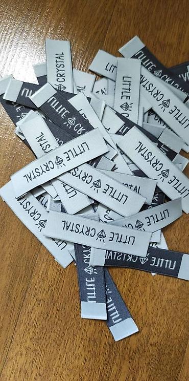 Другие услуги пошива одежды: Жаккардовые этикетки, и основа и логотип вышиваются нитями, главное — 10