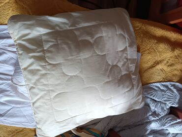 детская подушка: Подушка детская, наполнитель - шелкопряд. странная, в весьма хорошем