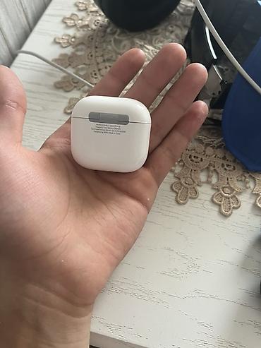 Bluetooth qulaqlıq – TWS tipli, şarj qabı ilə - Kompakt ağ dizayn