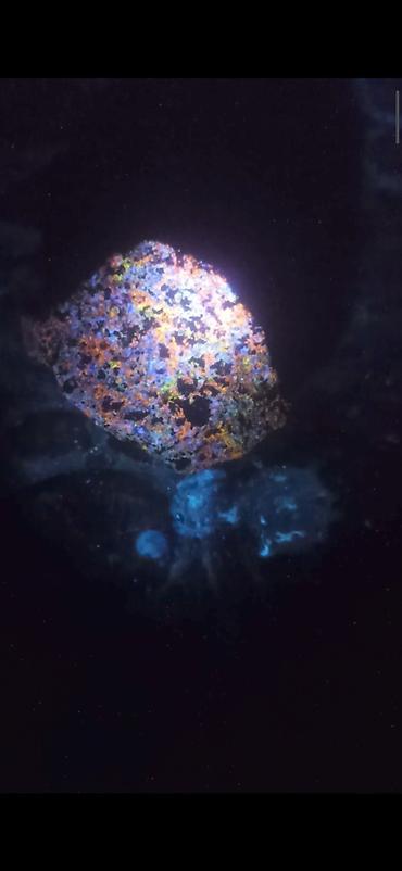 su altı ov: Qeyri-adi Fluoresanlı Nadir Kolleksiya daşı 💎 ✨ Satışda olan bu — 8