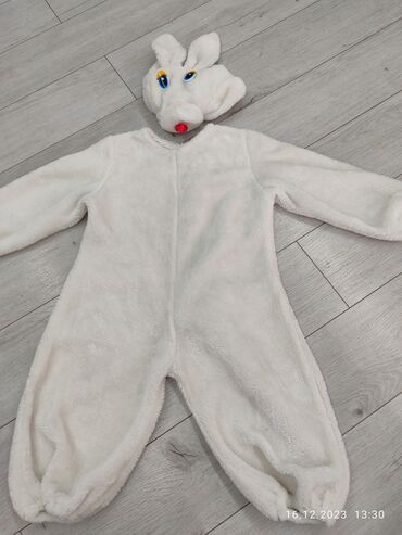 нижний беле: Продается костюм зайчика 36 размер,подойдет детям 4-5 лет