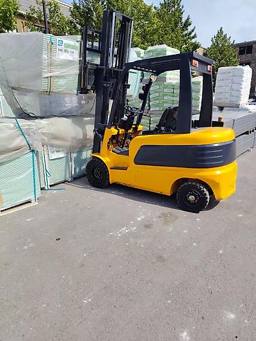 avtokar xidmeti: Sənaye yüklərinin daşınması üçün sarı-qara rəngli forklift — 3