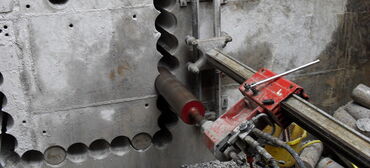 Сверла: Бурильная установка красного цвета с алмазной коронкой. Предназначена — 5