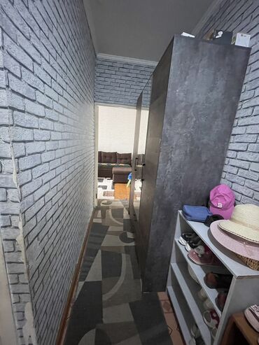 квартира для девушек: 1 комната, 35 м², 105 серия, 1 этаж, Старый ремонт