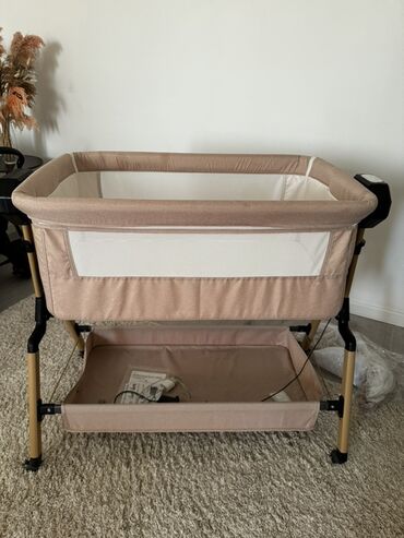 книжный шкаф для детской комнаты: Детская приставная кроватка, С колесиками, цвет - Бежевый