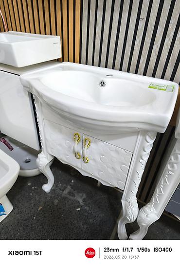 Ağ rəngli vannaya dəst – lavabo ilə inteqrə olunmuş dekorativ şkaf -