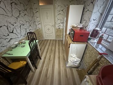 Köhnə tikili: Satılır: Mənzil (şəkillərdə göstərilən) - Plan: 2 otağa çevrilə — 14