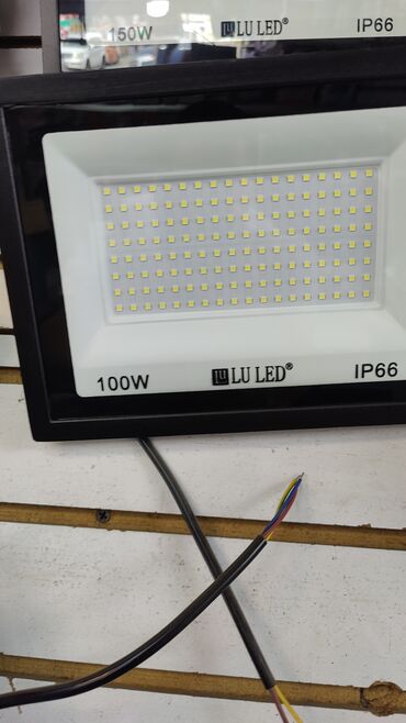Дрели: Светодиодный прожектор Lu Lu LED мощностью 100 Вт с черным корпусом и