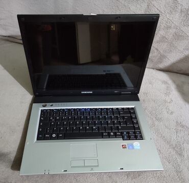 samsung r540: Intel Celeron, up to 2 GB OZU, 15.4 "