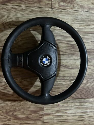 Ehtiyat hissələri: Qara rəngdə, BMW loqosu olan dəri sükan. Avtomobilin interyerinə