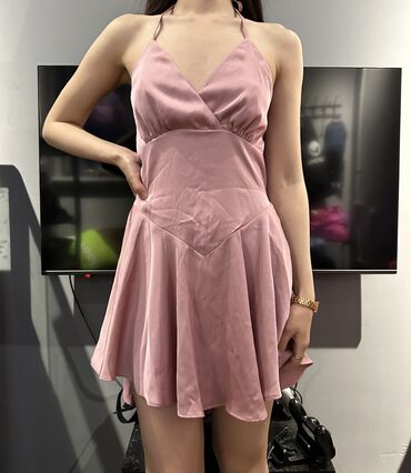 вечернее платье пудрового цвета: Вечернее платье, Коктейльное, Короткая модель, Атлас, Без рукавов, Открытая спина, XS (EU 34)