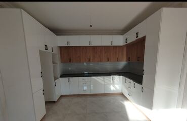 Mətbəx mebeli: Ağ rəngdə olan mətbəx mebeli dəsti. Qaz plitəsi və aspirator üçün — 9