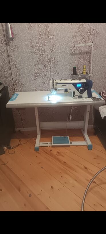 продажа аварийных машин: Sənaye tikiş maşını – JUKU, masa və pedal komplekti ilə -