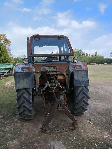 Трактор с прицепным плугом Описание: - Колёсный трактор с закрытой
