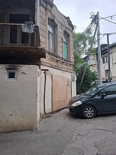 azadliq ev: Seherin merkezinde. 28 may metrosunun teze cixisinin yaxinliginda — 9
