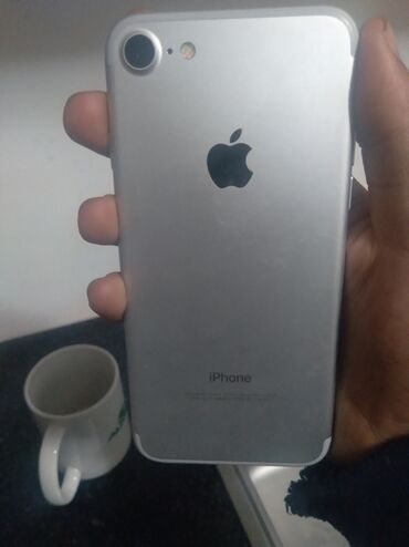 Apple iPhone: IPhone 7, Б/у, 32 ГБ, Серебристый, Зарядное устройство, Защитное стекло, 78 %