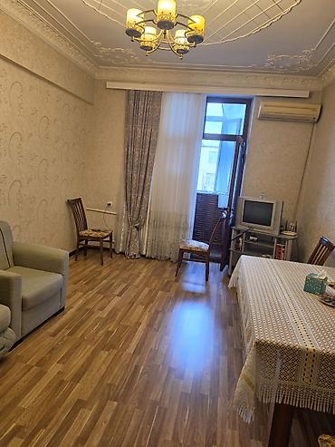 xacmaz ev satilir: Qorodok naprotiv Evropa otel 
5/3 stalinka 
2 komanti 
sredniy remont — 10
