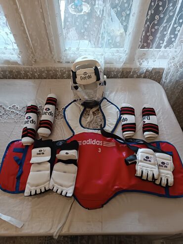 Soyutma və qızdırma sistemləri: Taekvondo qoruyucu dəst - Brendlər: Daedo və Adidas - Komplekt