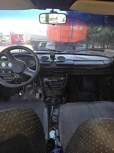 ваза: VAZ 2106 sedan – mavi rəng, klassik kuzov dizaynı ilə. Xüsusiyyətlər — 5