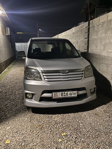 Toyota: Toyota Noah: 2003 г., 2 л, Робот, Бензин, Минивэн