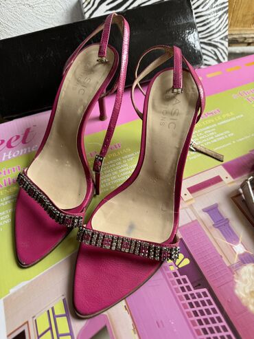 Женская обувь: Босоножки две пары, смотри фото.35-36 размер