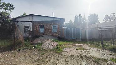 Продажа коттеджей и домов: Продаётся 3,5 СОТКИ, угловой дом в центре Каракол. Сугубо под бизнес — 19