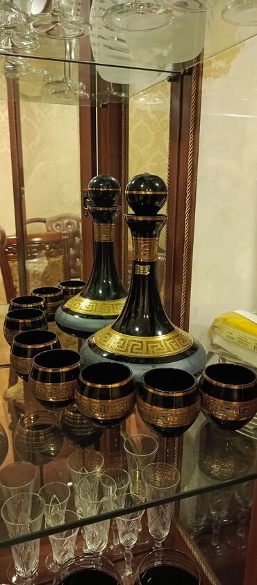 вазы для фруктов и конфет: Qara-qızılı şüşə likör dəsti - 2 ədəd qara şüşə qrafin – geniş altlıq