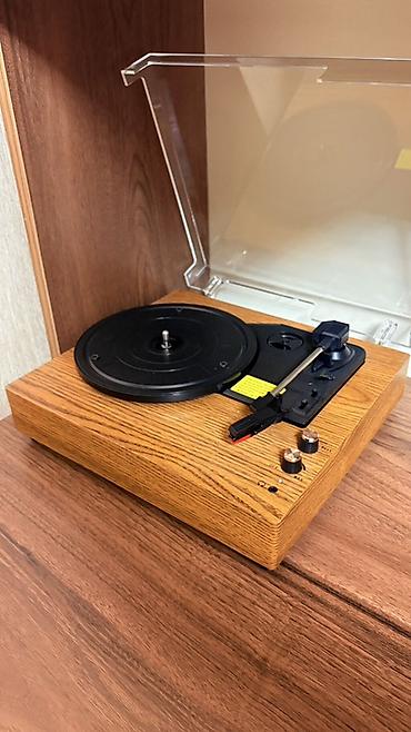 İdman və hobbi: Vinil pleyer – taxta korpuslu, qapaqlı, klassik dizayn - Təbii ağac — 1