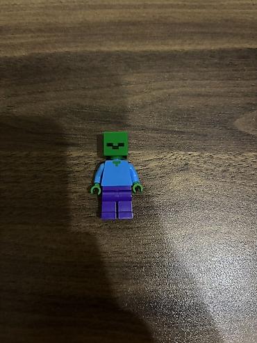 barbie evi oyuncak: LEGO orgınal minifiqur – yaşıl başlı, mavi köynəkli, bənövşəyi — 1