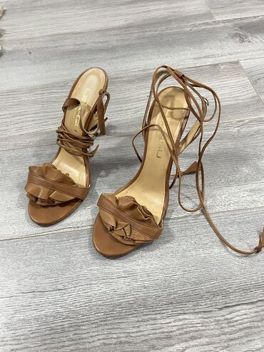 Босоножки, сандалии, шлепанцы: Продаю итальянские женские туфли, носили пару раз в жизни.🔥 🔥Шикарное
